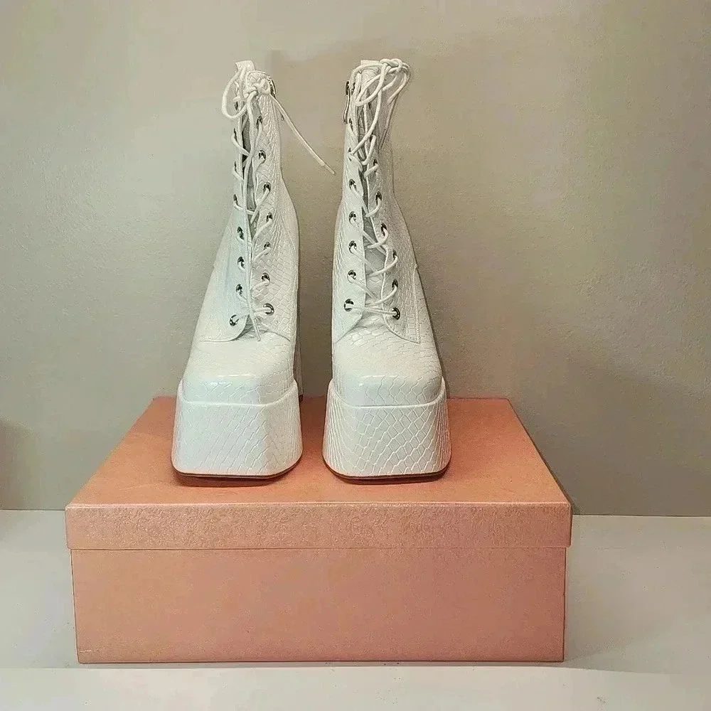 Accloris platform boots size 8 new with box